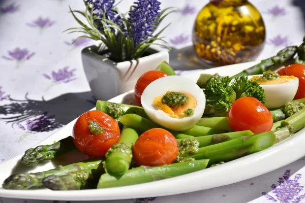 Spargel mit Tomaten