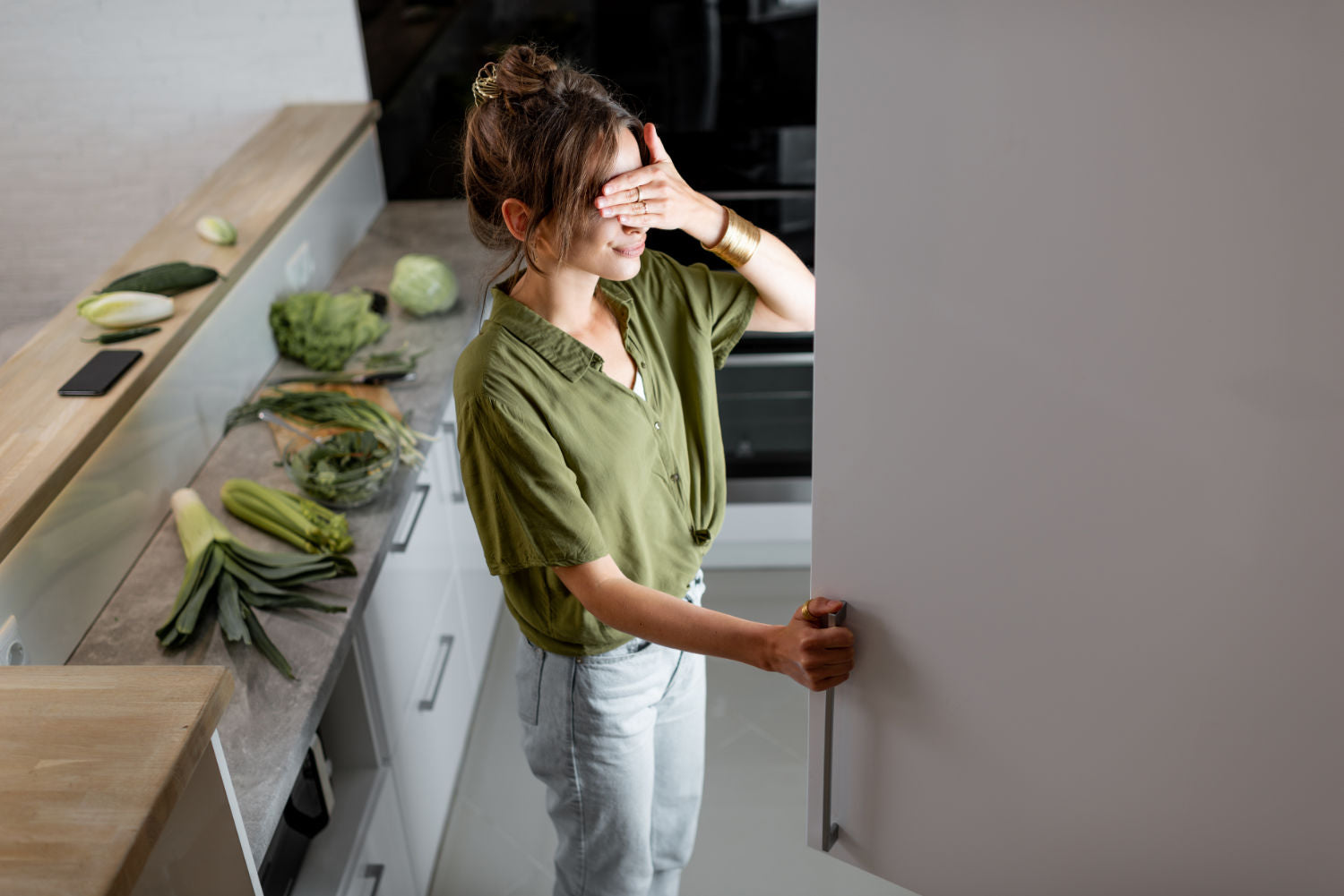 Frau vor dem Kühlschrank