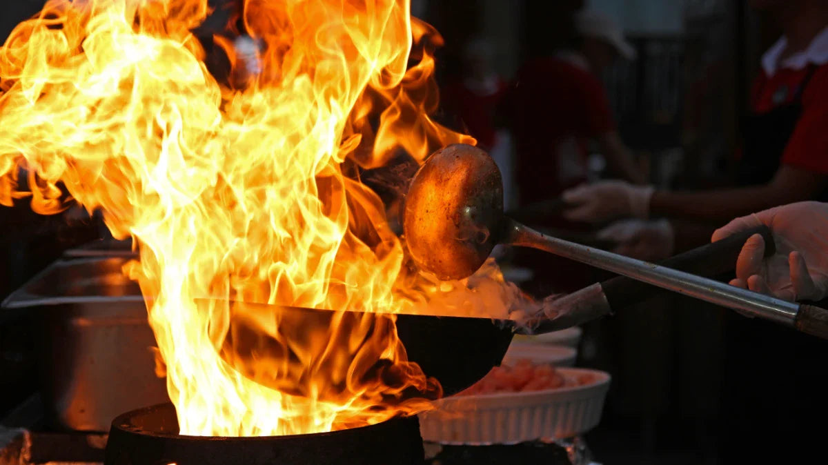 Wok über Feuer