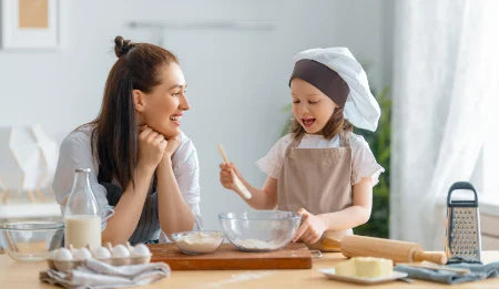 Mutter Tochter in der Küche