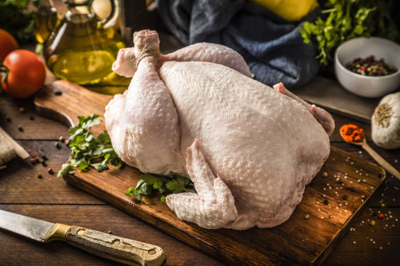 Huhn auf dem Tisch