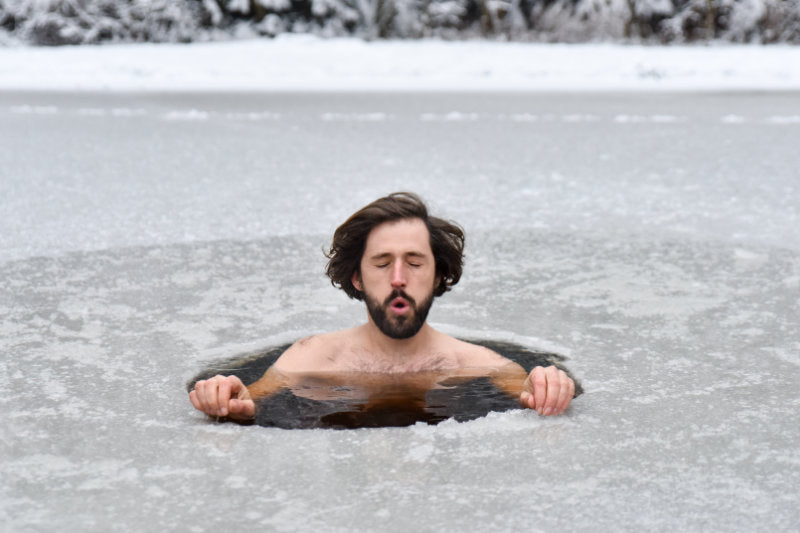 Mann im Eiswasser