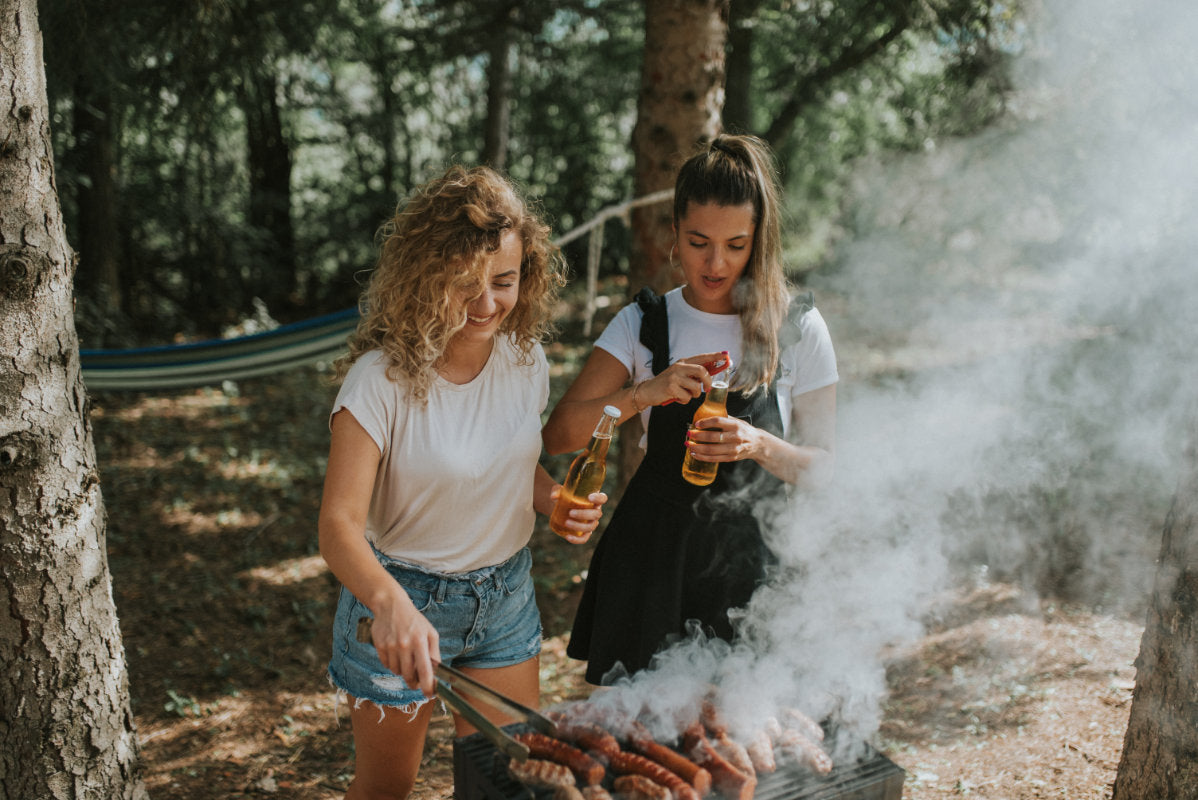Frauen grillen