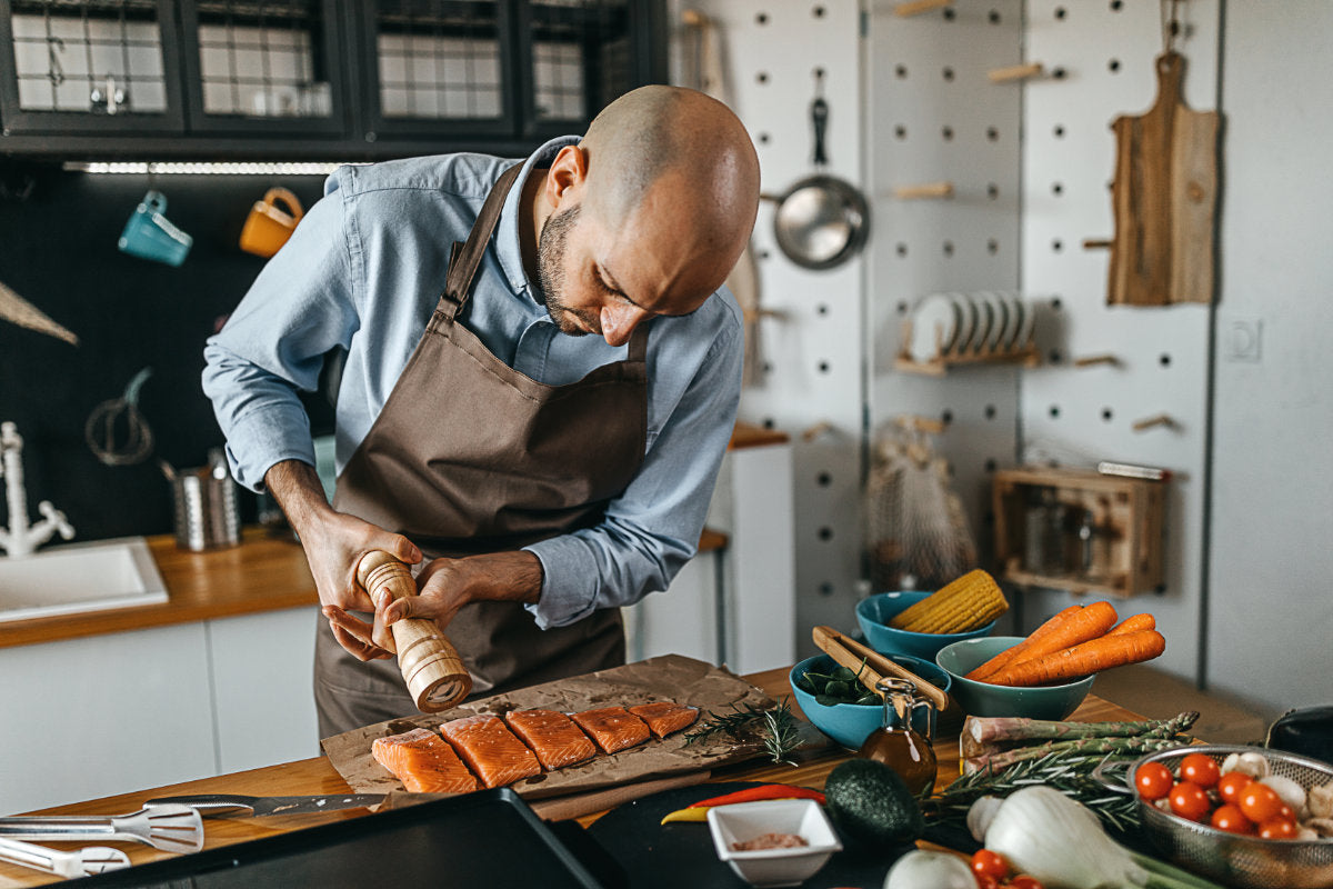 Mann würzt Lachs