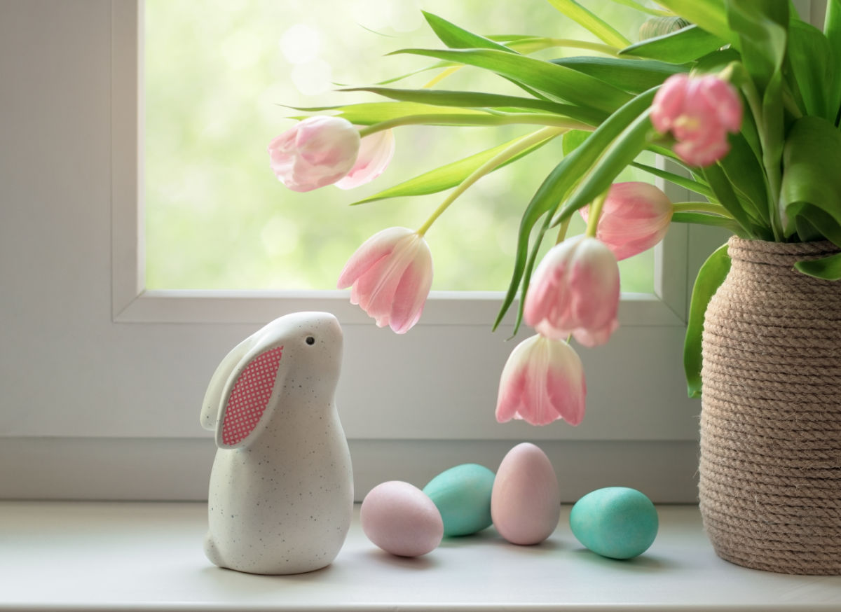 Osterhase am Fenster