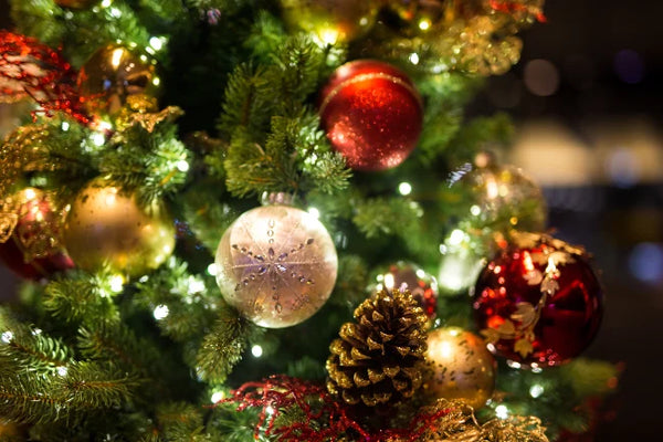 Christbaumkugeln am Christbaum