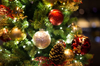 Christbaumkugeln am Christbaum