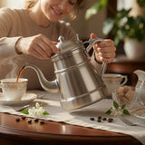 Kaffeekanne Helsinki Frau schenkt Kaffee ein