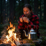 Kaffeekanne vor Lagerfeuer mit einer frau