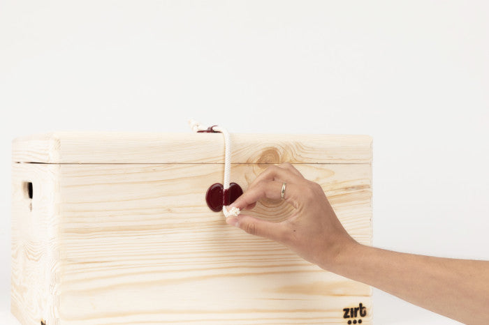 zirb.Holzbox mit Siegel 2.jpg